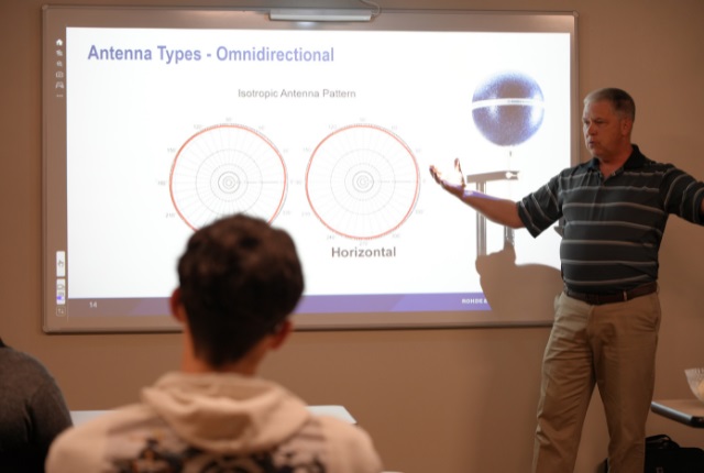 R&S Capitol Tech Visit - Tom Kelchner Discusses Antenna Types